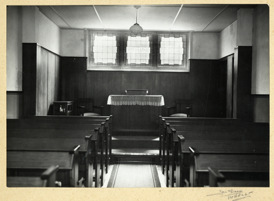 502546 Interieur van de Hersteld Apostolische Zendingskerk (Herenweg 7) te Utrecht: de kerkzaal.